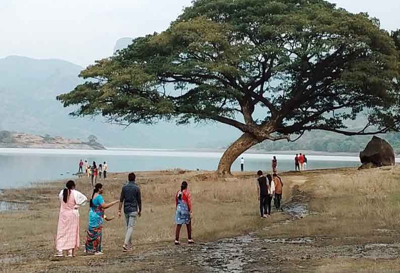 ஆபத்தை அறியாமல் ஆழியாறு அணையில் குளிக்கும் சுற்றுலா பயணிகள்