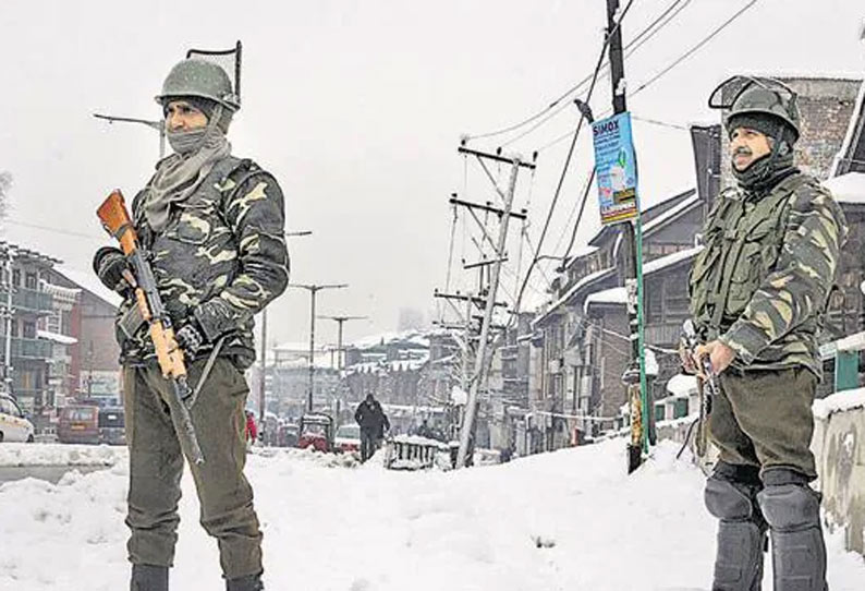 காஷ்மீர்: பயங்கரவாதிகள் துப்பாக்கிச்சூடு தாக்குதல் - பாதுகாப்பு படையினர் 3 பேர் காயம்