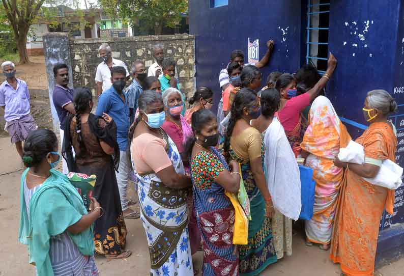 ரேஷன் கடைகளில் கொரோனா பாதுகாப்பு விதிமுறைகளை மீறுவதால் தொற்று பரவும் அபாயம்