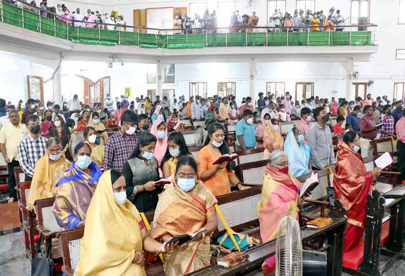 ஆலயங்களில் கிறிஸ்தவர்கள் பிரார்த்தனை