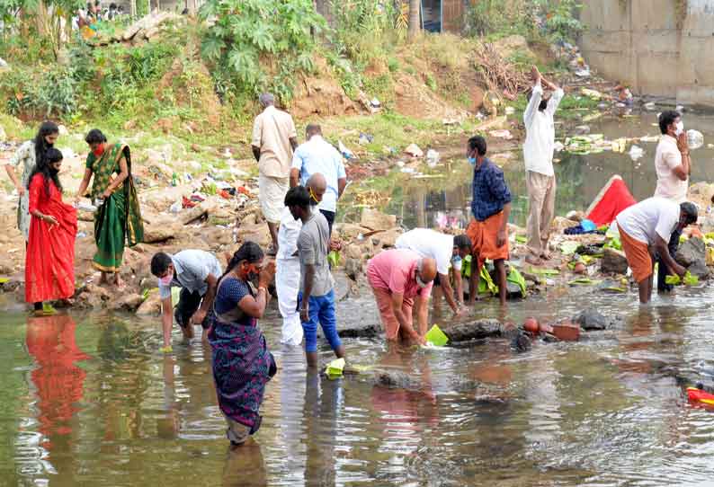 பேரூர் நொய்யல் படித்துறையில் தர்ப்பணம் செய்து பக்தர்கள் வழிபாடு