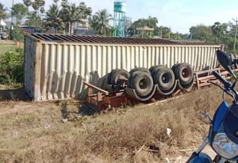 ஜவுளி ஏற்றி வந்த கன்டெய்னர் லாரி தலைகீழாக கவிழ்ந்தது