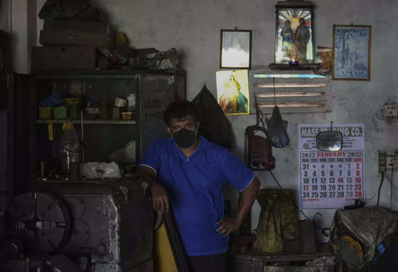 இலங்கையில் தினமும் 7½ மணி நேரம் மின்வெட்டு - மக்கள் கடும் அவதி