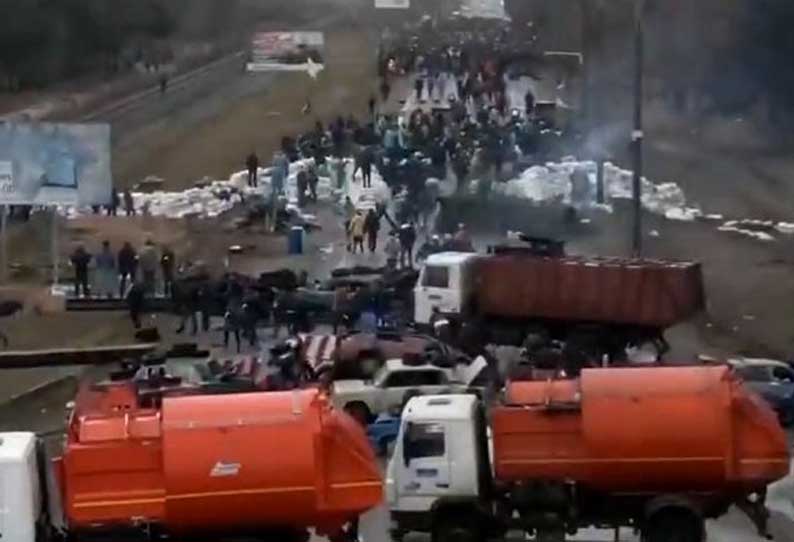 கீவ் நகரில் ரஷிய படைகள் முன்னேறாமல் தடுக்க உக்ரைன் மக்கள் அதிரடி...!