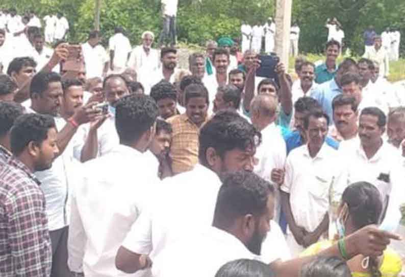 பேரூராட்சி அலுவலகம் அருகே திரண்டிருந்த கூட்டம்.