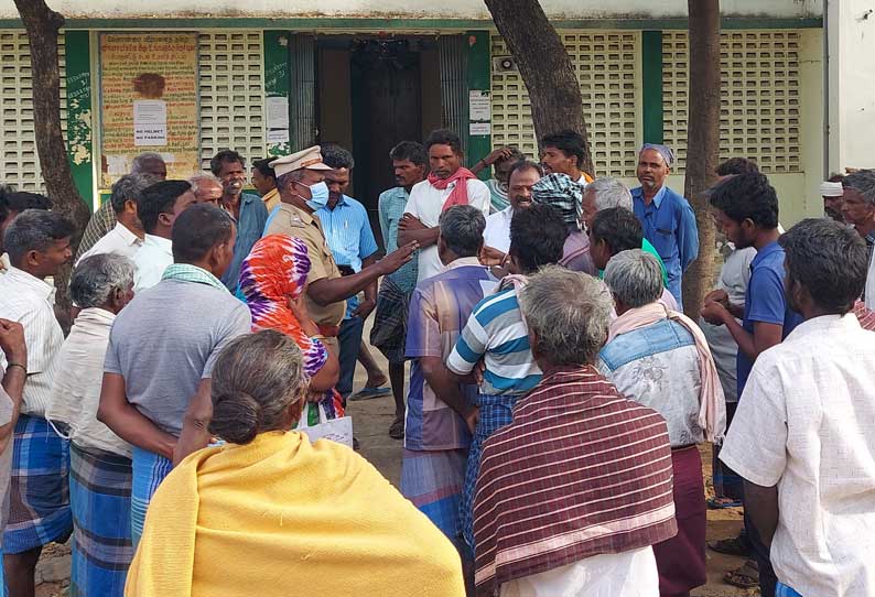 தியாகதுருகம் ஒழுங்குமுறை விற்பனைக்கூடத்தில் விளைபொருட்களை எடை போட வலியுறுத்தி விவசாயிகள் சாலை மறியல்