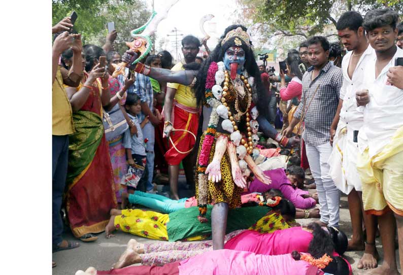 சேலத்தில் மயான கொள்ளை நிகழ்ச்சி-ஆடு, கோழிகளை கடித்து பக்தர்கள் பரவசம்