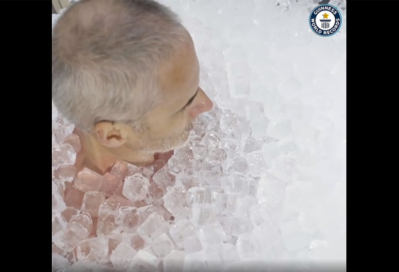 3 மணி நேரம் கழுத்தளவு நிரப்பப்பட்ட பனிக்கட்டிகளுக்குள் இருந்து கின்னஸ் சாதனை!மனதை உருக்கும் வீடியோ