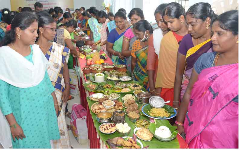 பாரம்பரிய உணவுகளை தயாரித்து அசத்திய சுயஉதவிக்குழு பெண்கள்