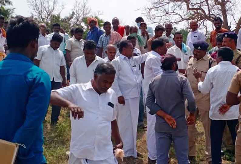 ரெயில்வே கீழ் பாலத்தை சீரமைக்க கோரி பொதுமக்கள் போராட்டம்