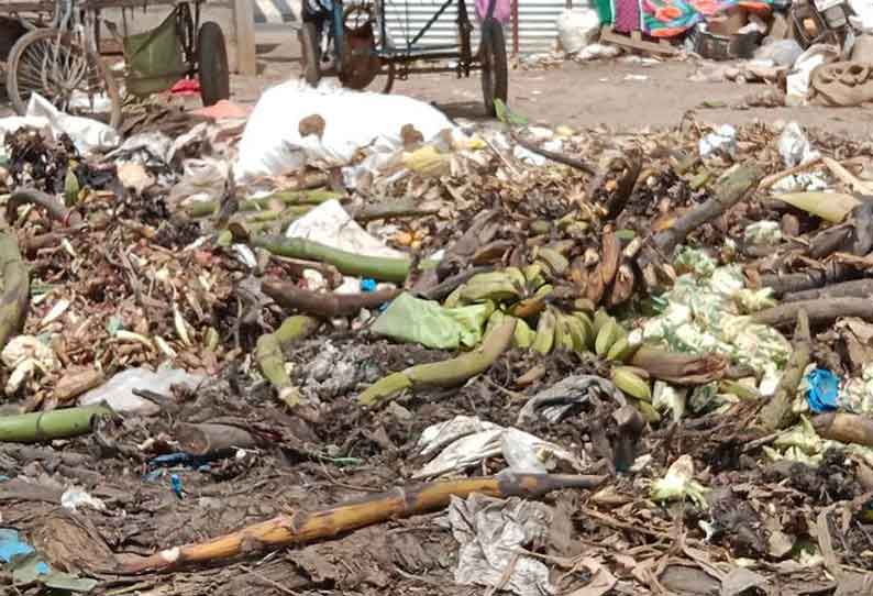 தேங்கி கிடக்கும் காய்கறி கழிவுகளால் வியாபாரிகள் அவதி