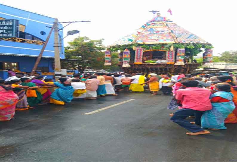 பவானி செல்லியாண்டியம்மன் கோவில் தேரோட்டம்- ஏராளமான பக்தர்கள் வடம் பிடித்து இழுத்தனர்