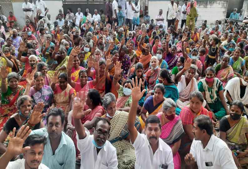 சூளேஸ்வரன்பட்டி பேரூராட்சி தலைவர் பதவி போட்டி வேட்பாளர் வெற்றி பெற்றதாக அறிவிக்கப்பட்டதால் வாக்குச்சீட்டுகள் கிழிப்பு