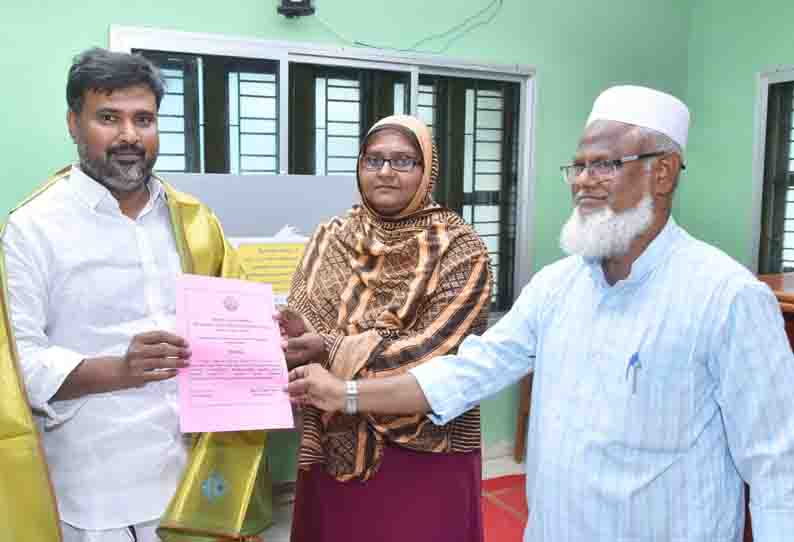 கீழக்கரை நகராட்சி துணைத்தலைவர் பதவியை போட்டி தி.மு.க. ேவட்பாளர் கைப்பற்றினார்