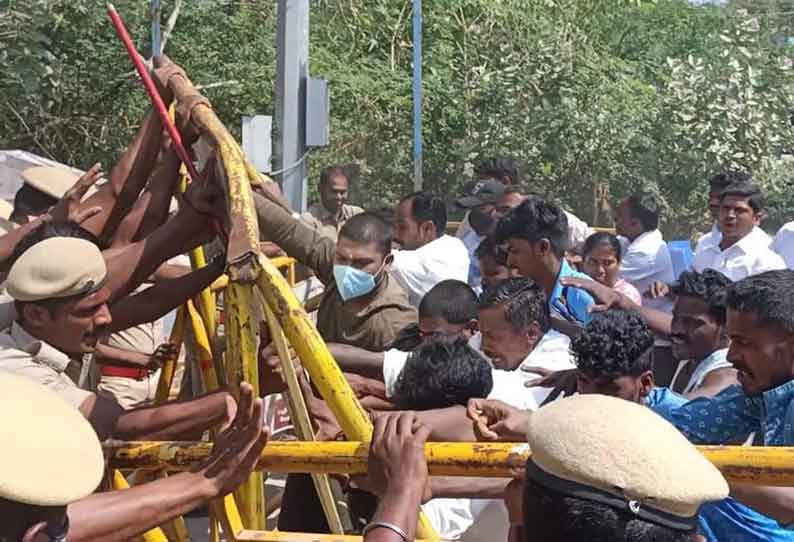 உதயேந்திரத்தில் வாக்குச்சீட்டுகளை கிழித்து போராட்டம் நடத்திய தி.மு.க.வினர் மீது போலீ்ஸ் தடியடி