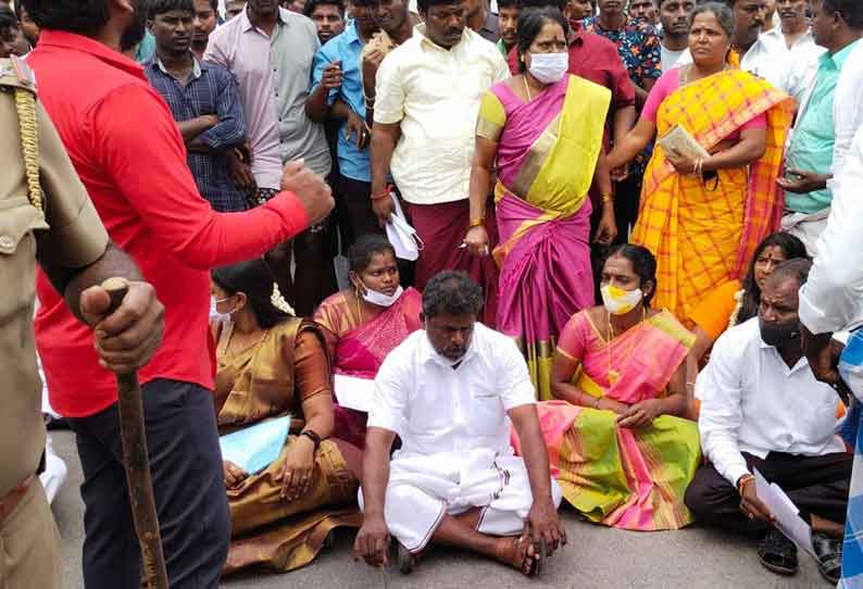 தி.மு.க. சார்பில் போட்டியிட்ட நாகராஜன் வெற்றி முறைகேடு நடந்ததாக கூறி அ.தி.மு.க.வினர் மறியல்