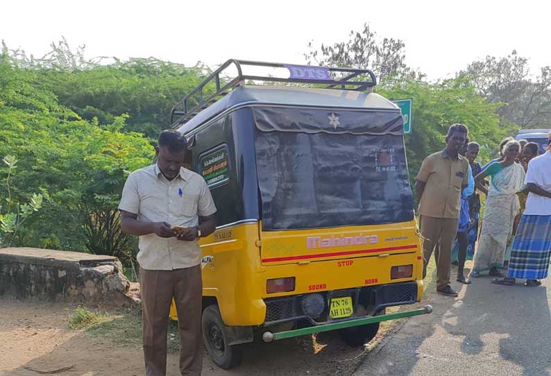 பன்றி குறுக்கே வந்ததால் கவிழ்ந்த ஆட்டோ; டிரைவர் உயிரிழப்பு - 4 பேர் படுகாயம்...!