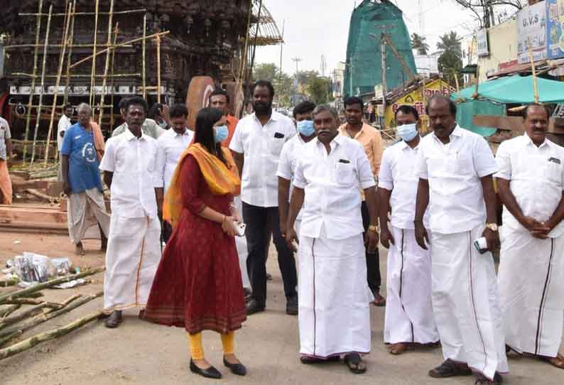 தேர் கட்டுமான பணிகளை கலெக்டர் காயத்ரி கிருஷ்ணன், பூண்டி கலைவாணன் எம்.எல்.ஏ. ஆகியோர் ஆய்வு செய்தபோது எடுத்தபடம்