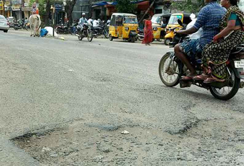 மன்னார்குடி பெரியார் சிலை அருகே வாகன ஓட்டிகளை அச்சுறுத்தும் பள்ளம்