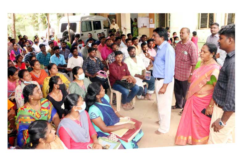 மாவட்ட மைய நூலகத்தில் குரூப்-2 தேர்வு பயிற்சிக்கு வந்தவர்கள் இடவசதியின்றி தவிப்பு மரத்தடியில் வகுப்புகள் நடைபெறுகிறது