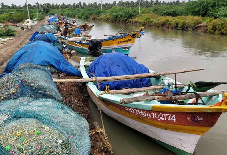 4-வது நாளாக அதிராம்பட்டினம் மீனவர்கள்  கடலுக்கு செல்லவில்லை