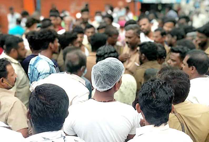 போக்குவரத்து சப்-இன்ஸ்பெக்டரை கண்டித்து மறியல்