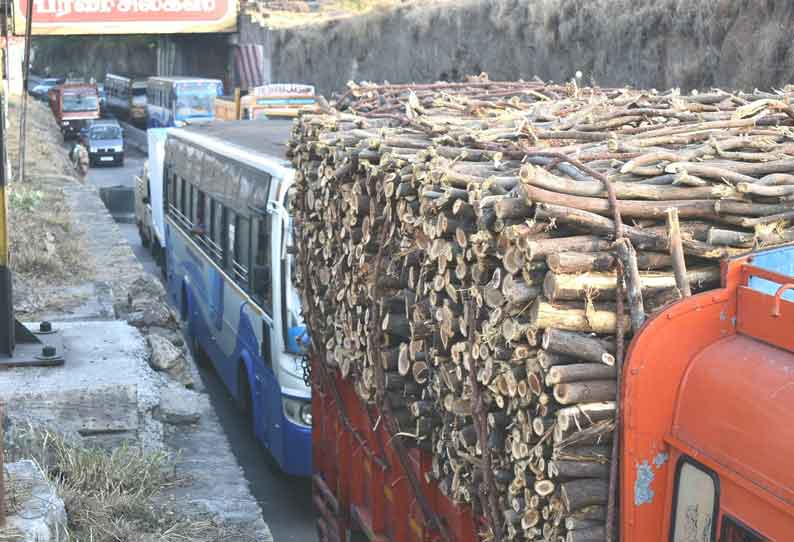 ஈரோடு கொல்லம்பாளையம் ரெயில்வே நுழைவு பாலம் பகுதியில் லாரி பழுதாகி நின்றதால் போக்குவரத்து நெரிசல்