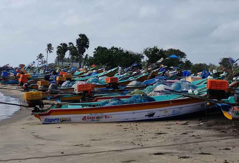 கரையில் நிறுத்தி வைக்கப்பட்டிருந்த படகுகள்.