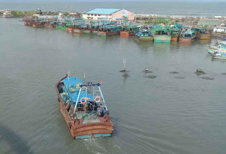 4 நாட்களுக்கு பிறகு நாகை மீனவர்கள் கடலுக்கு மீன்பிடிக்க சென்றனர்