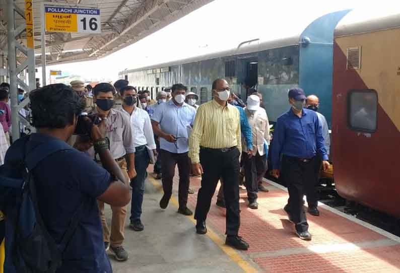 பொள்ளாச்சியில் மின்மயமாக்கப்பட்டுள்ள ரெயில்பாதையை அதிகாரி ஆய்வு