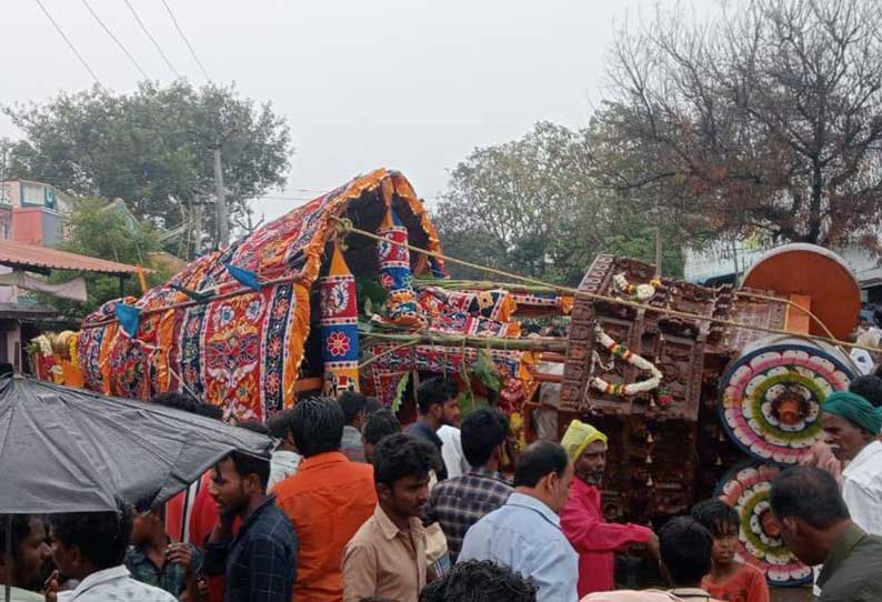 கோவில் தேரோட்டத்தில் தேர் கவிழ்ந்து விபத்து; பக்தர்கள் அலறி அடித்து ஓட்டம் உளுந்தூர்பேட்டை அருகே பரபரப்பு