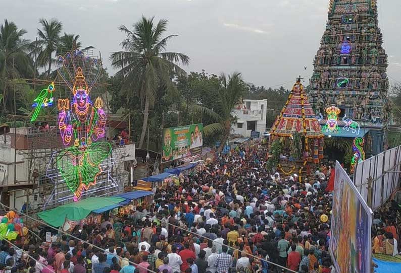 அங்காளம்மன் கோவில் தேரோட்டம் ஏராளமான பக்தர்கள் வடம்பிடித்து இழுத்தனர்