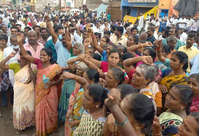 கோவில் திருவிழா நடத்துவது தொடர்பாக சாலை மறியல்