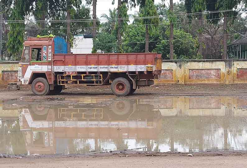 தேரடி திடலில் தேங்கி நிற்கும் தண்ணீர்