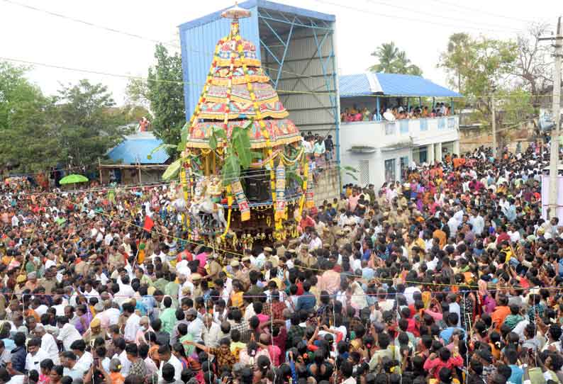 திருவப்பூர் முத்துமாரியம்மன் கோவில் தேரோட்டம் கோலாகலமாக நடந்தது திரளான பக்தர்கள் வடம் பிடித்து இழுத்தனர்