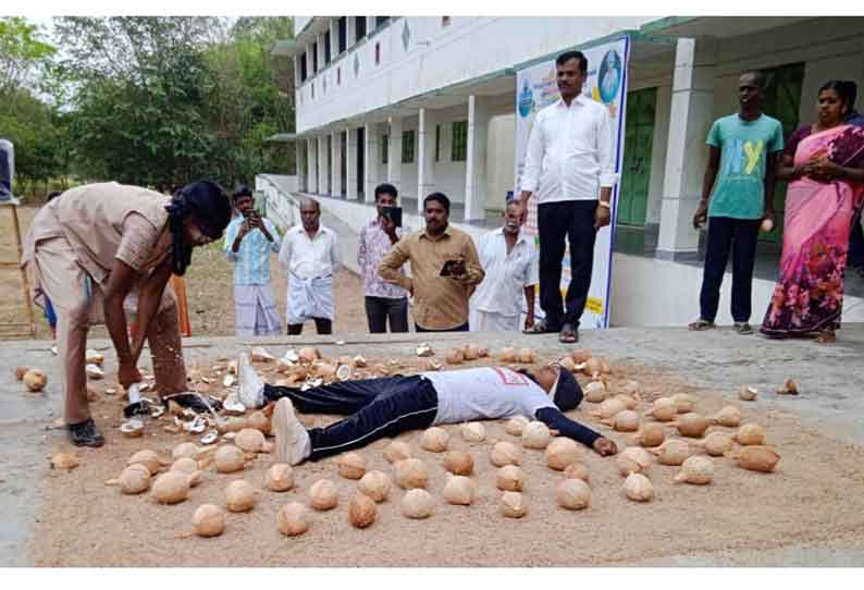 கண்களை கட்டிக்கொண்டு தேங்காய்களை உடைத்து சாதனை படைத்த பள்ளி மாணவி