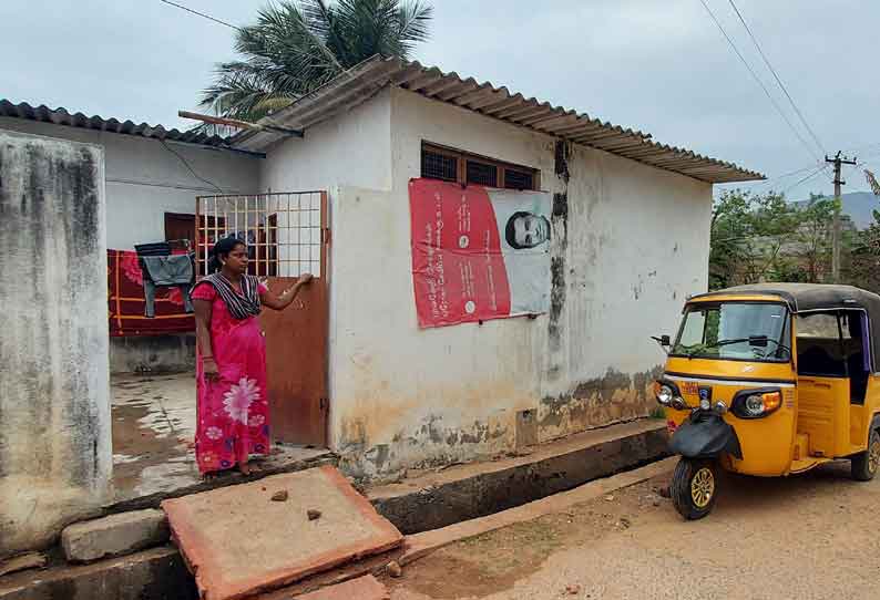 வாணியம்பாடி அருகே  ஊராட்சி மன்ற உறுப்பினர் வீடு மீது  கல்வீச்சு, ஆட்டோ உடைப்பு.