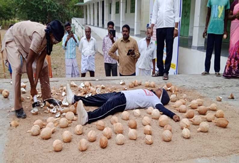 கண்ணைக் கட்டிக்கொண்டு 2 நிமிடங்களில் 106 தேங்காய் உடைப்பு..! அரசுப் பள்ளி மாணவி சாதனை..!