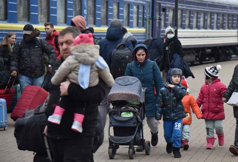 சுமியில் அமைக்கப்பட்டுள்ள மனிதாபிமான பாதை மூலம் பொதுமக்கள் வெளியேற்றம்