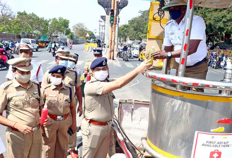 போக்குவரத்து போலீசாருக்கு குளிர்பானம், நீர் மோர் வினியோகம் போலீஸ் கமிஷனர் பிரதீப் குமார் தொடங்கி வைத்தார்