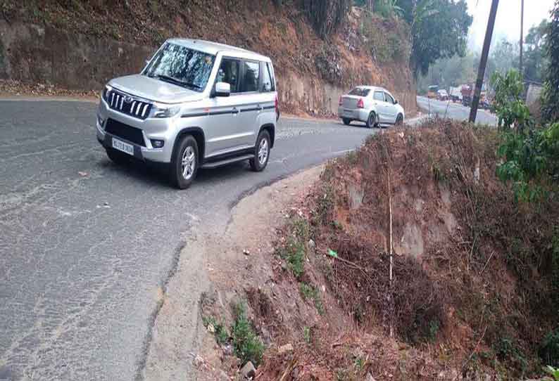 கூடலூர் கோழிக்கோடு இடையே ஆபத்தான சாலை வளைவில் தடுப்புச்சுவர் கட்ட கோரிக்கை