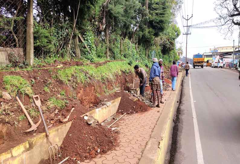 கோத்தகிரி நேரு பூங்காவில் சுற்றுச்சுவர் கட்டும் பணி