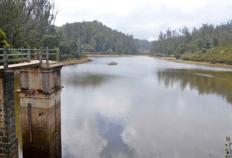 ஊட்டி அணைகளில் நீர்மட்டம் குறைந்தது