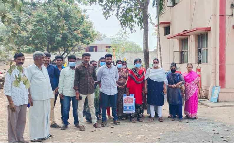 போலீஸ் நிலையத்தை முற்றுகையிட்ட தனியார் நிறுவன ஊழியர்கள்