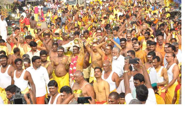 நத்தம் மாரியம்மன் கோவில் மாசி திருவிழாவில் காப்பு கட்டி பக்தர்கள் விரதம்