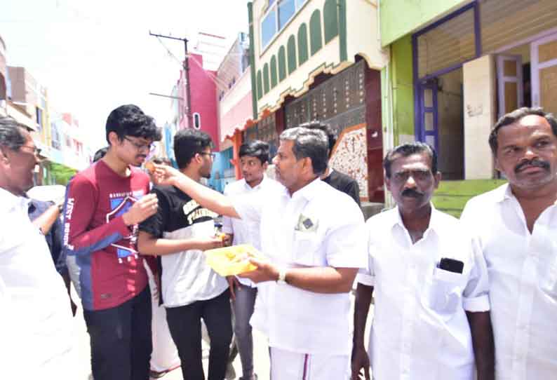 உக்ரைனில் இருந்து கடையநல்லூர் வந்த மாணவர்களுக்கு வரவேற்பு