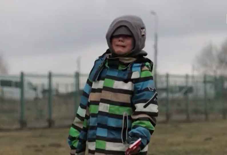 எங்கே செல்வோம்? கையில் பேக்குடன் தனியாக கண்ணீரோடு உக்ரைன் எல்லையை கடக்கும் சிறுவன்...! வீடியோ