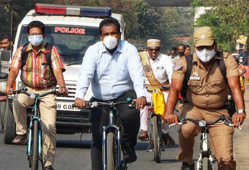 அலுவலகத்திற்கு சைக்கிளில் வந்த கலெக்டர்...!