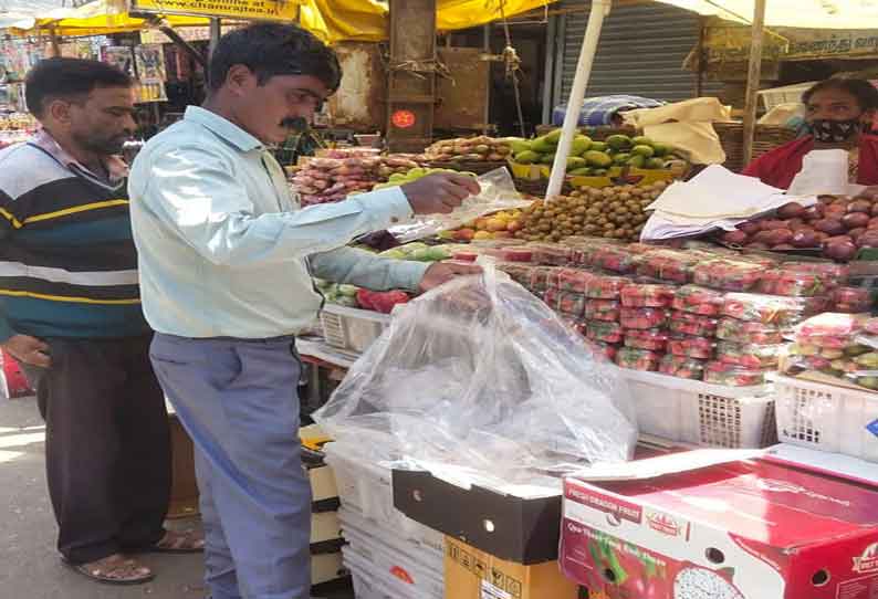 பிளாஸ்டிக் பொருட்கள் பயன்பாடு குறித்து கடைகளில் அதிகாரிகள் ஆய்வு