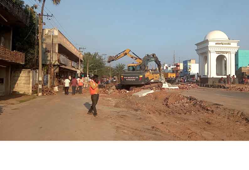 நான்கு வழிச்சாலைக்காக  மதகடிப்பட்டு முத்தமிழ் நுழைவாயில் காமராஜர் நினைவு தூண் அகற்றம்